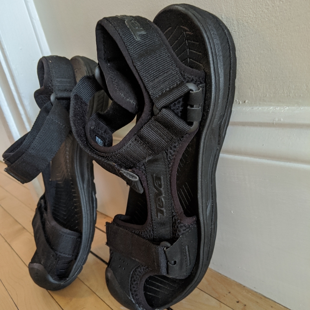 Teva Black Sandals🌱